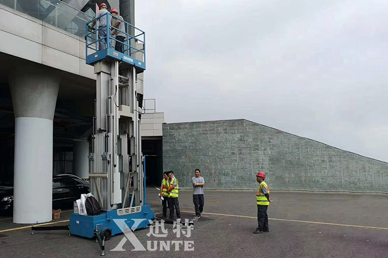 陜西大劇院采用迅特多桅鋁合金升降機(jī)進(jìn)行高空作業(yè)